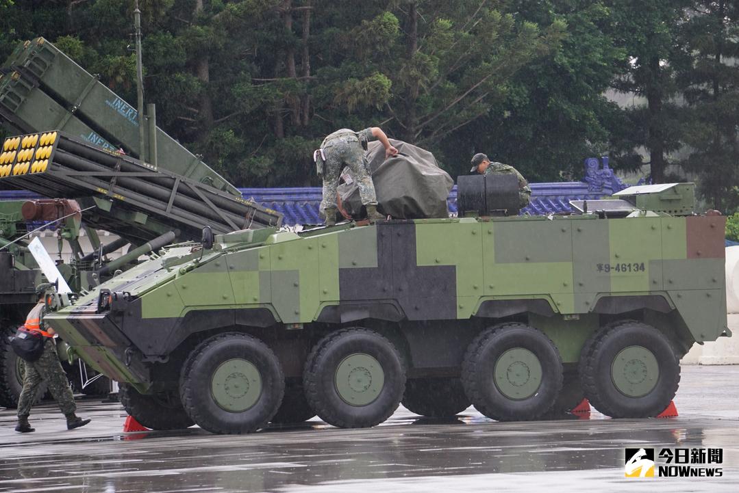 ▲國防部7月7日在中正紀念堂自由廣場舉辦第二屆全國高級中等學校儀隊競賽，傳出活動結束後，雲豹8輪甲車在登爬板車多次失敗。（圖／記者呂烱昌攝 ）