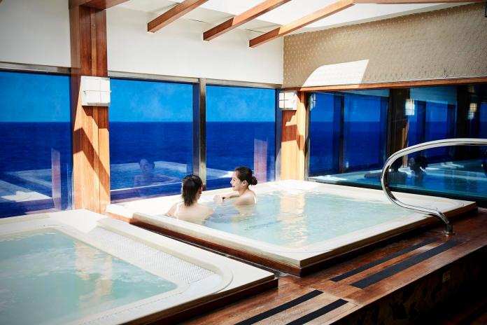 ▲鑽石公主號設計全球最大海上日式浴場，可以邊泡湯邊欣賞一望無際的海景。（圖／公主遊輪）