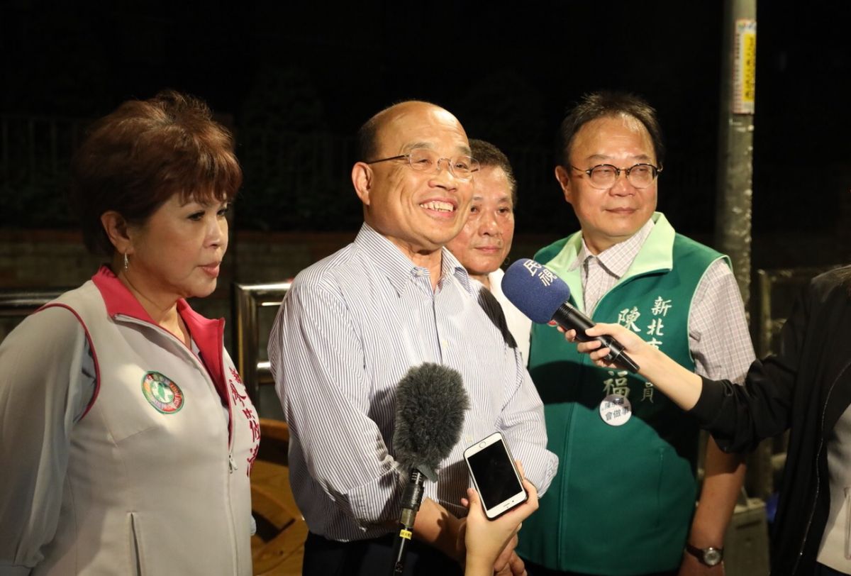 ▲蘇貞昌今日晚間在新北市議員陳永福、廖筱清的陪同下，參加新店文化市場發展協會的會員聯誼餐會。（圖／蘇貞昌辦公室提供）