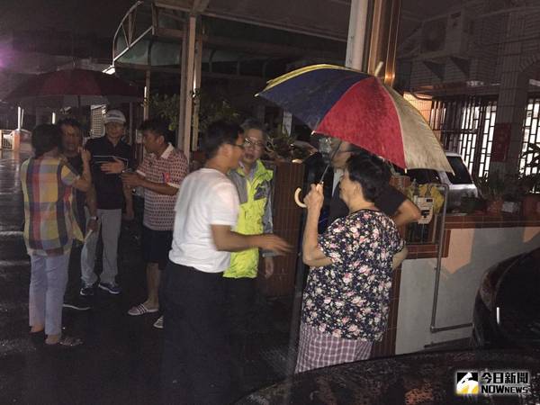 ▲豐原區軟埤仔溪（19）日傍晚因強降雨，導致部分地區住家淹水，水利局長周廷彰抵達現場挨家挨戶拜訪並發放慰問金（圖／柳榮俊翻攝 , 2018.8.20)