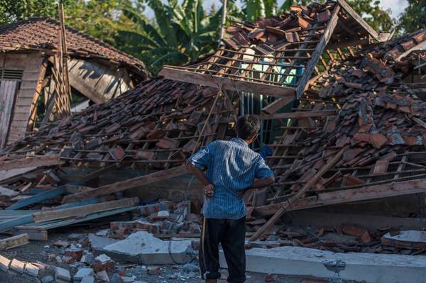 ▲印尼龍目島近來接連發生大地震，造成嚴重災情。（圖／達志影像／美聯社）