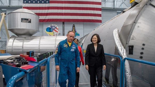 ▲蔡英文總統8月「同慶之旅」於回程過境美國休士頓時，參訪NASA詹森太空中心。（圖／總統府提供 ）