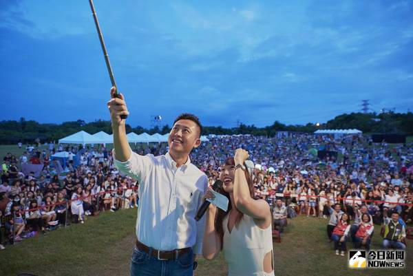 青青草原野餐音樂節　林智堅與上千民眾同框自拍
