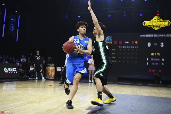 ▲炎亞綸（左）打籃球拚勁十足。（圖／騰訊體育，2018.08.19）