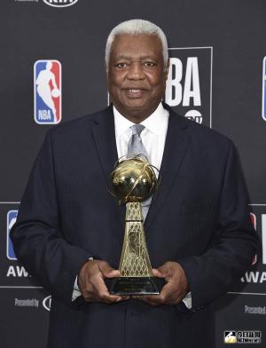 ▲Oscar Robertson獲NBA終身成就獎。（圖／美聯社／達志影像）