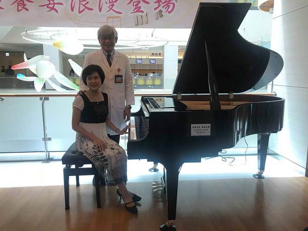白色巨塔飄樂音　陽明大學附醫院長夫人捐鋼琴
