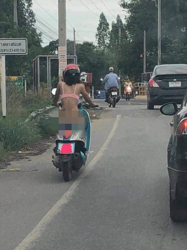 ▲泰國一名女騎士騎車上路，竟只戴上安全帽、身著一件內衣，下身赤裸讓網友紛紛驚呆。（圖／翻攝自臉書）