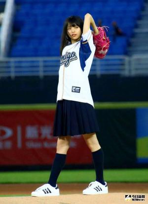 ▲齋藤飛鳥開球。(圖/猿隊提供) ▲齋藤飛鳥開球。(圖/猿隊提供)