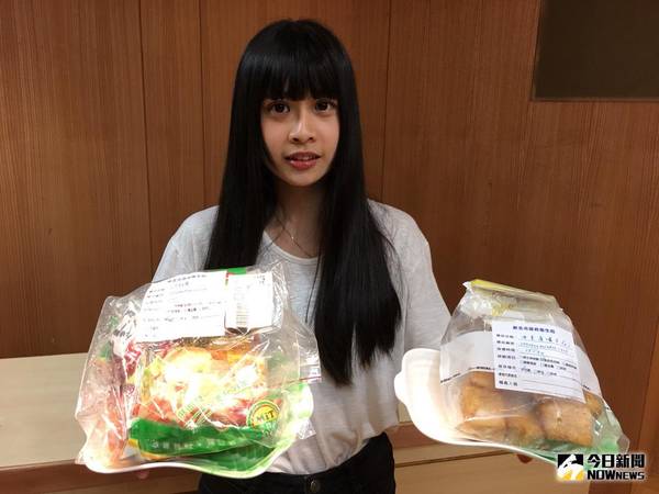 ▲新北市衛生局抽驗祭祀、普渡貢品等應景食品，結果有2件豆腐製品驗出不得檢出的防腐劑。（圖／記者蔡琇惠攝，2018.08.15）