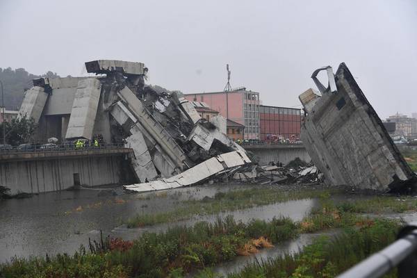 ▲義大利熱那亞（ Genoa ）一處高架橋 14 日上午突然斷裂坍塌，造成至少 11 人死亡。（圖／達志影像／美聯社）