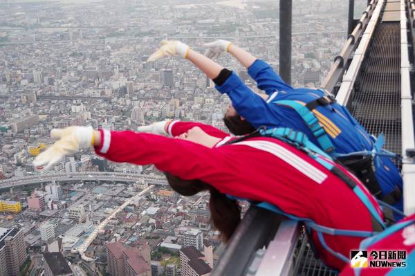 ▲阿倍野 HARUKAS 推出「 EDGE THE HARUKAS 」體驗，旅客要登上離地面 300 公尺的頂樓邊緣，挑戰每個人的心跳極限。（圖／記者陳致宇攝）