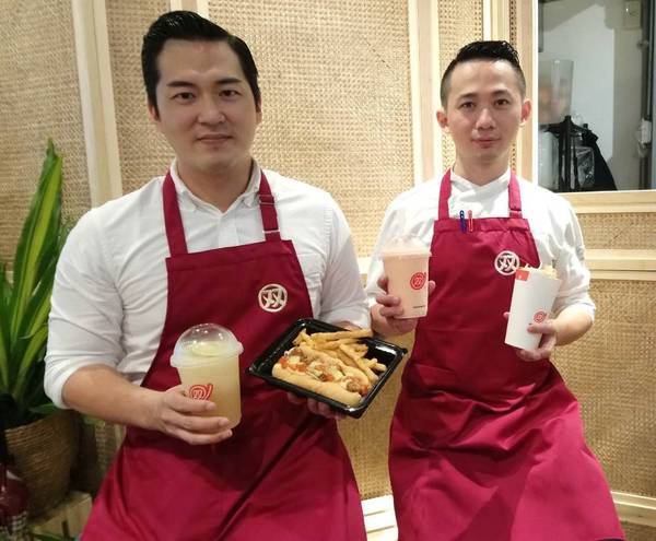 ▲2名七年級型男靠鹹酥雞攤起家，如今進軍一中商圈賣創意小吃（圖／金武鳳攝 , 2018.8.13\\)