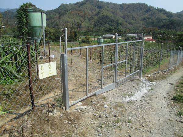 ▲高市農業局與林務局為防治猴害自去年起推出補助農民裝設「電圍網」，效果良好（圖／記者郭凱杰翻攝 , 2018.08.22\\)