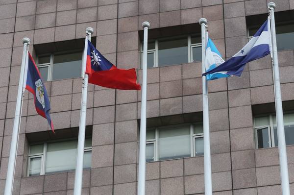 ▲台薩斷交，位在台北市天母的使館特區，薩爾瓦多國旗已被撤下。中央社記者鄭傑文攝107年8月21日