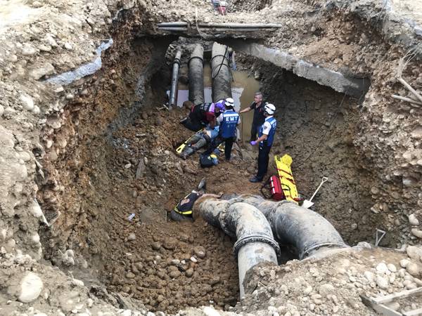 ▲桃園機場新建工程發生重大工安意外，機場WC滑行道遷建及雙線化工程，正在進行自來水、消防水管遷建作業，發生土方崩落意外，現場出現一個深達3公尺左右的大坑洞，3名施工人員救出之後都呈現OHCA狀態。（圖／桃園市消防局提供 , 2018.08.21）