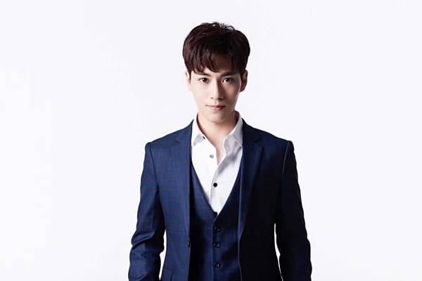 子閎將辦25歲生日會　霸氣幫粉絲按摩、擦指甲油
