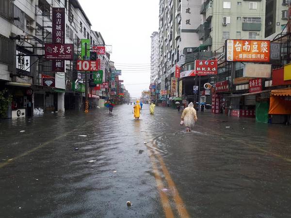 ▲雨炸南台灣，多處地區淹水嚴重。（圖／翻攝自台南諸事會社）