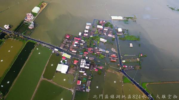 ▲錦湖社區數十年來逢雨必淹，食物補給和救援行動卻緩慢無援。（圖／大雄空拍授權提供）