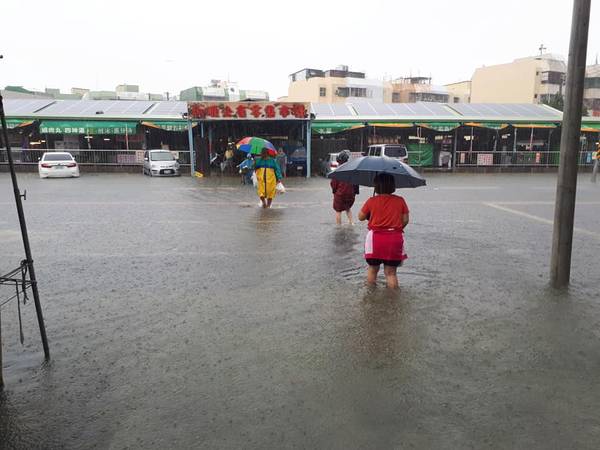 ▲豪雨肆虐南台灣，水利署指出這次淹水嚴重的禍首為「區域排水」擋不了，由於雨量已超過 100 年重現期，區域排水只有 10 年保護標準的承受能力。（圖／翻攝自台南諸事會社）