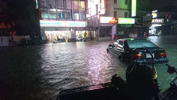 ▲南台灣一連 2 天降下大豪雨，各地淹水慘況令人怵目驚心。（圖／翻攝自《台南諸事會社》臉書）