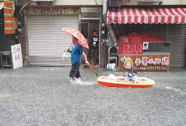 ▲暴雨來襲，台南多處成汪洋一片。（圖／翻攝自 PTT ）