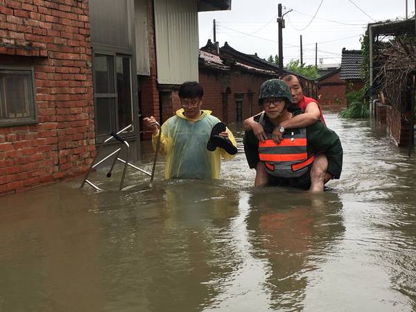 雨彈襲南台　國軍派遣兵力協助民眾撤離
