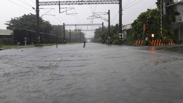 快訊／暴雨轟炸！台南軌道變河流　台鐵多段路線停駛
