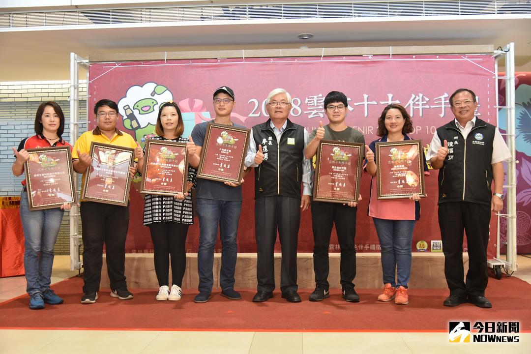 ▲李進勇縣長頒發獎狀鼓勵入選者，歡迎大家支持在地優質的伴手禮並多多選購。（圖／記者蘇榮泉攝，2018.08.23）