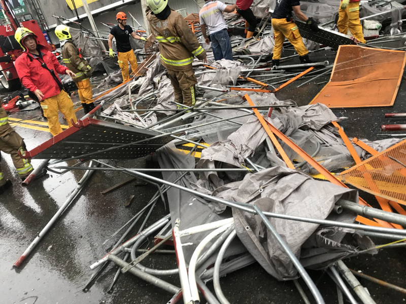 ▲南台灣23日強風大雨，高雄市一處建築工地鷹架疑因受不住強風吹襲而倒塌，3人受困，警消獲報到場搶救，但3人被救出時已無呼吸心跳，緊急送醫。（翻攝照片）中央社記者陳朝福傳真  107年8月23日