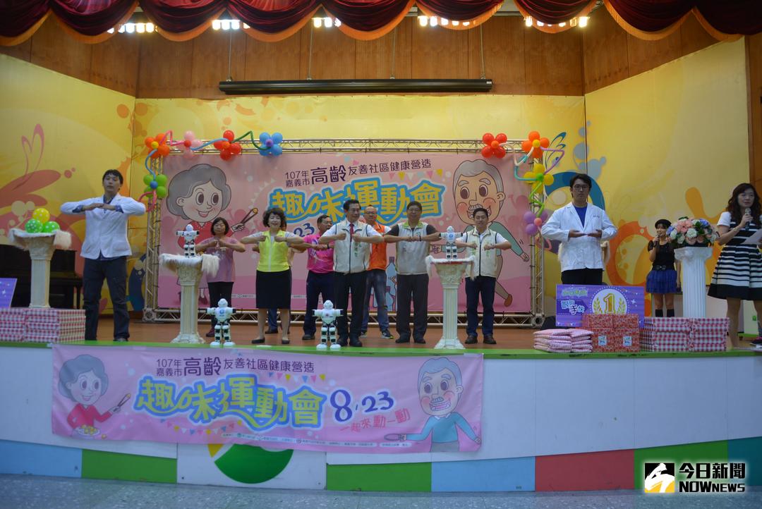 ▲機器人帶領大家，一起做八段錦養生操，（圖／記者郭政隆攝影2018.8.23）