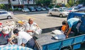 ▲台中市政府防範豪雨致災，全市29區公所今早已開始發放沙包（圖／市府提供）