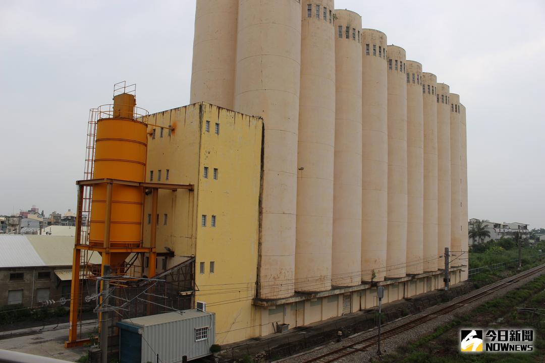 ▲閒置多年的斗南鐵路穀倉遭業者承租推置燃煤飛灰而遭檢、警、環等單位查獲。（圖／記者簡勇鵬攝 , 2018.08.23