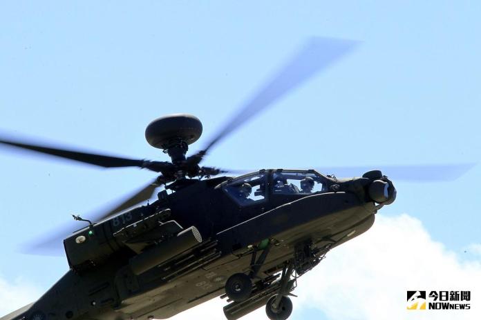 ▲AH-64E攻擊直升機「全作戰能力」成軍典禮，阿帕契直升機性能展示。（圖／記者林柏年攝 , 2018.7.17\)