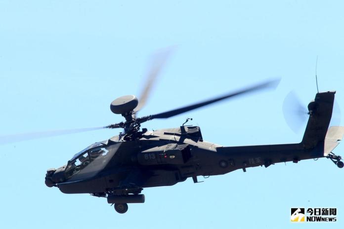 ▲AH-64E攻擊直升機「全作戰能力」成軍典禮，阿帕契直升機性能展示。（圖／記者林柏年攝 , 2018.7.17)