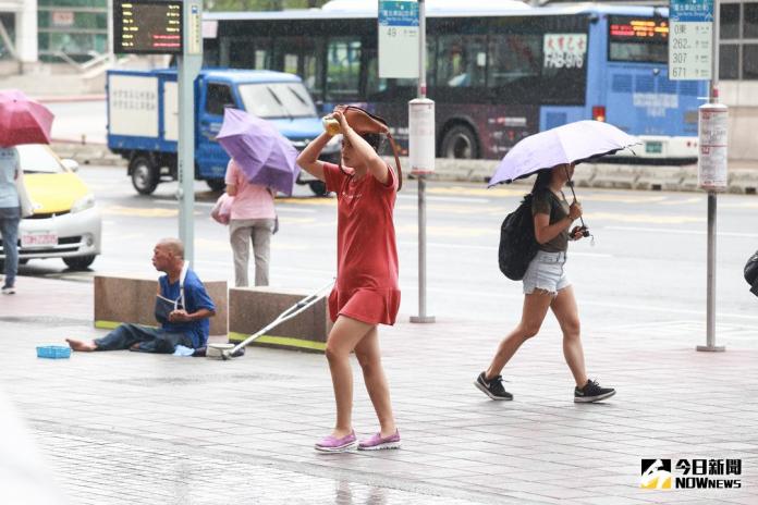 ▲颱風瑪莉亞步步進逼，北市下午已出現間歇性風雨。（圖／記者葉政勳攝 , 2018.07.10）