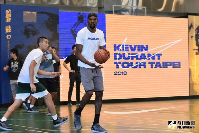▲Kevin Durant來台指導松山高中籃球隊。（圖／記者林柏年攝，2018.7.9）