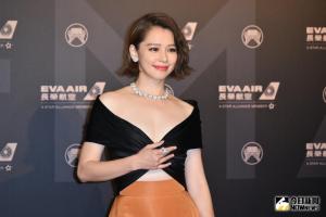 徐若瑄為了紅18歲就拍成人寫真！一人養全家悲喊：拿青春做賭注