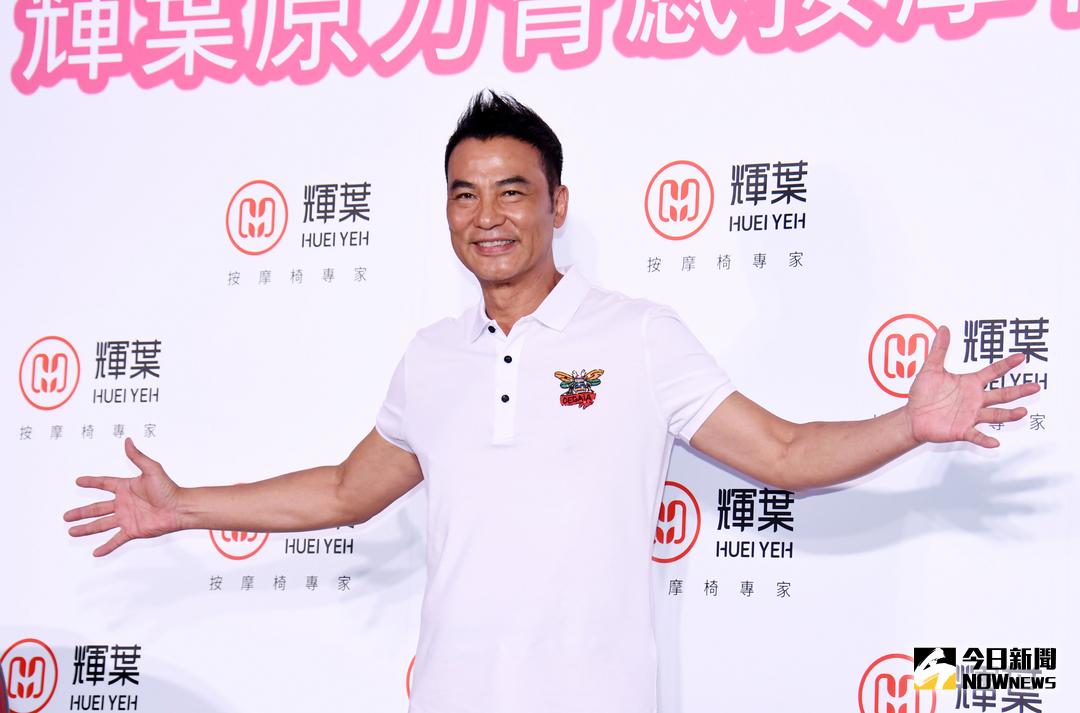 ▲任達華來台代言按摩椅，並展現平時健身成果。（圖／記者林調遜攝，2018.4.16）