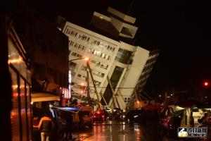 ▲花蓮2018年深夜發生強震，多棟建築物損毀。雲門翠堤大樓塌陷導致傷亡。（圖／記者林柏年攝）