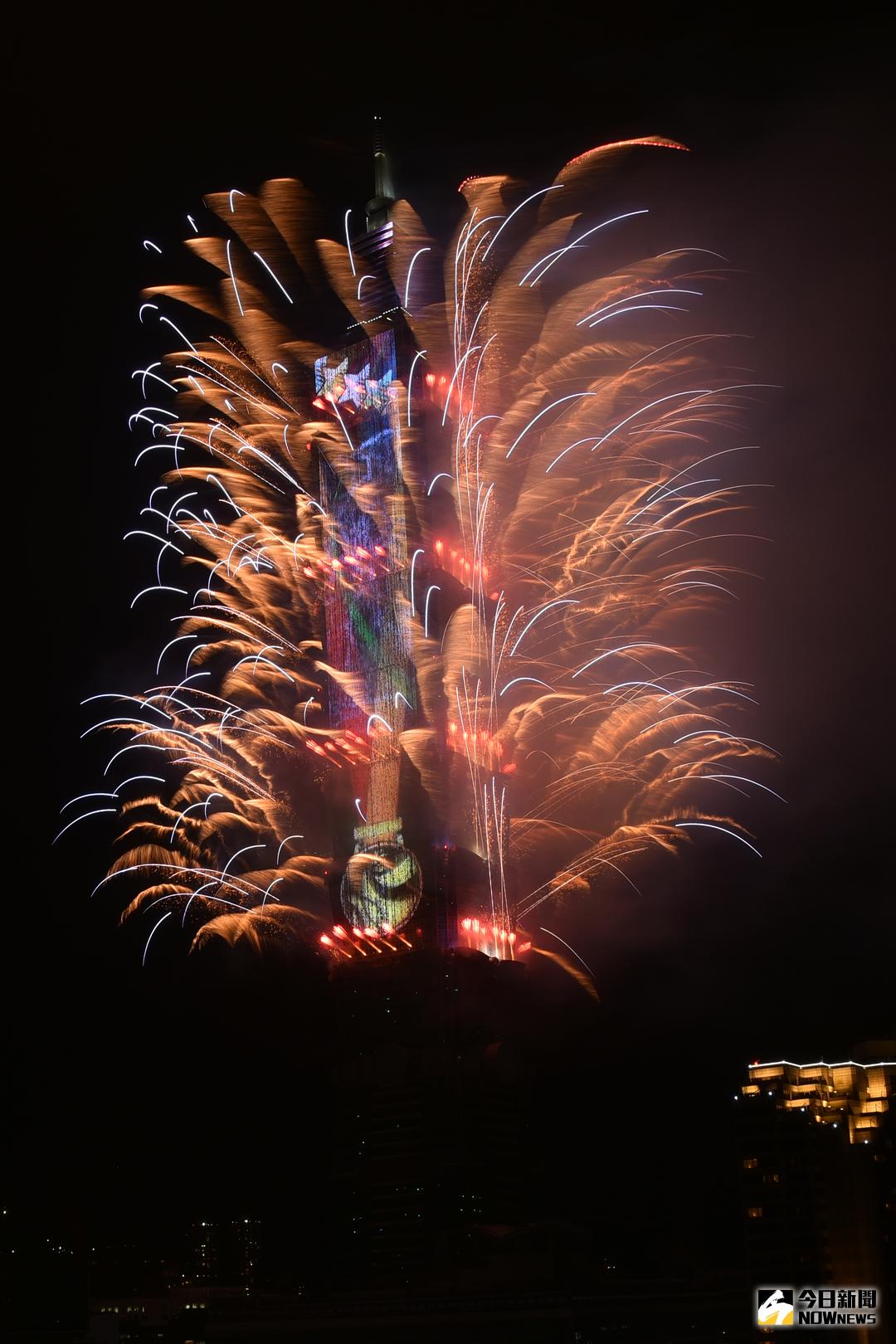 ▲2018台北101跨年燈光煙火秀在倒數聲中登場，不僅施放煙火，還在北面外牆14萬顆LED的燈光變化，長達6分鐘的聲光變化表演，與民眾一迎接嶄新的2018。（圖／記者林柏年攝 , 2018.1.1）