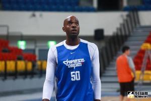 中華隊晉級亞洲盃8強！首位歸化球員戴維斯喊話要合約：我要養家
