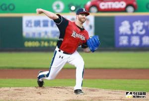 ▲味全龍陳子豪認為，前Lamigo桃猿洋投史博威，來台首年，球速非常快，不容易做攻擊。（圖／記者葉政勳攝 , 2017.10.28）
