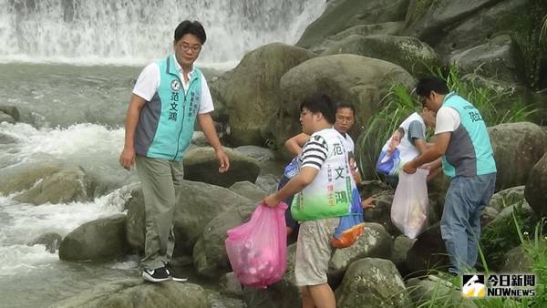 議員候選人彎腰淨溪　宣示愛護家鄉決心
