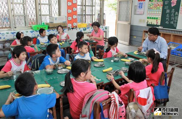 水災過後關心食安與健康　潘孟安陪學童吃營養午餐
