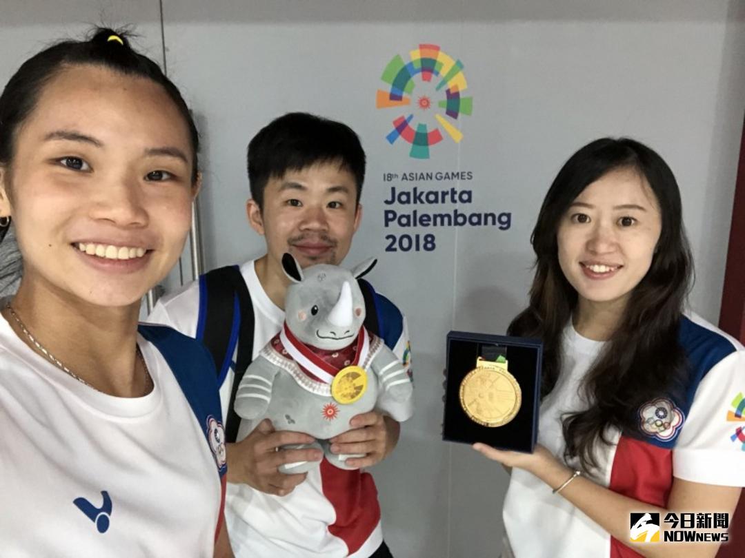 ▲戴資穎（左起）與教練賴建誠、防護師陳盈璇。（長庚醫療提供）