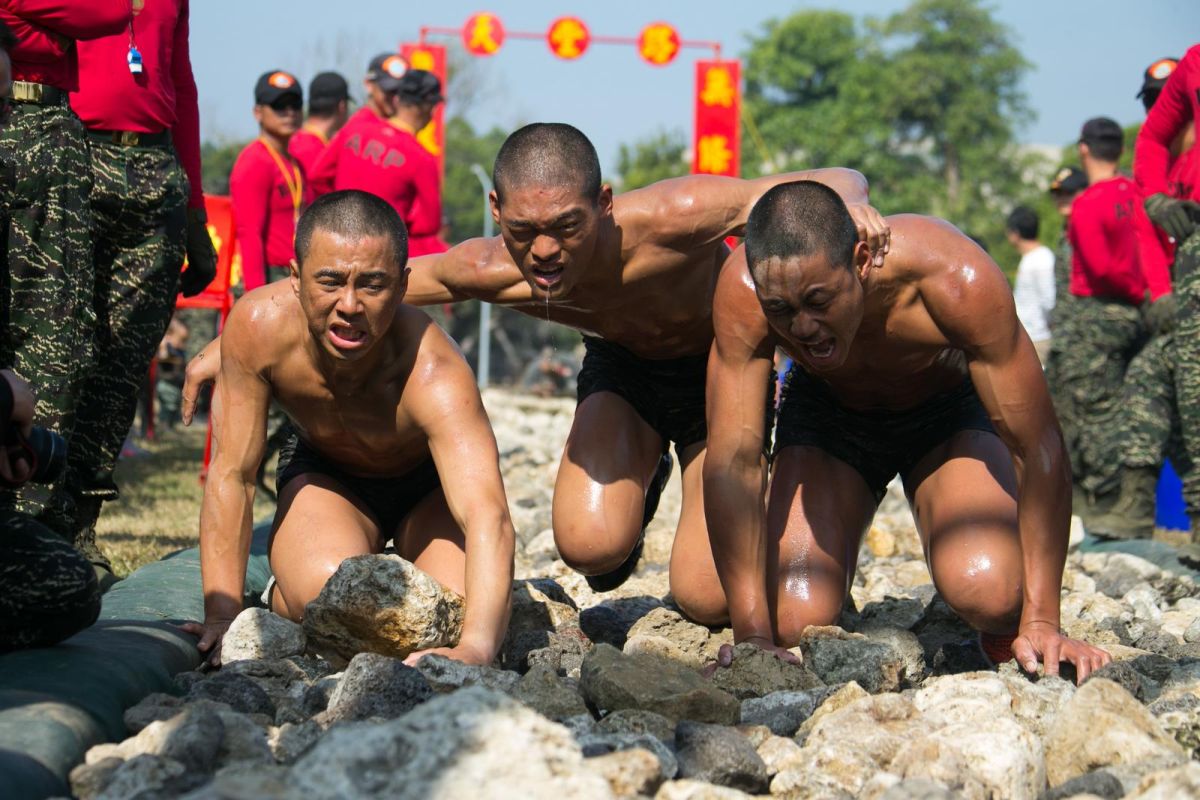 ▲海軍陸戰隊兩棲偵搜專長班克難週天堂路，為了成為合格蛙人，學員們在佈滿礁石的天堂路上相互扶持，一起接受最嚴格的考驗。（圖／軍聞社提供 ）