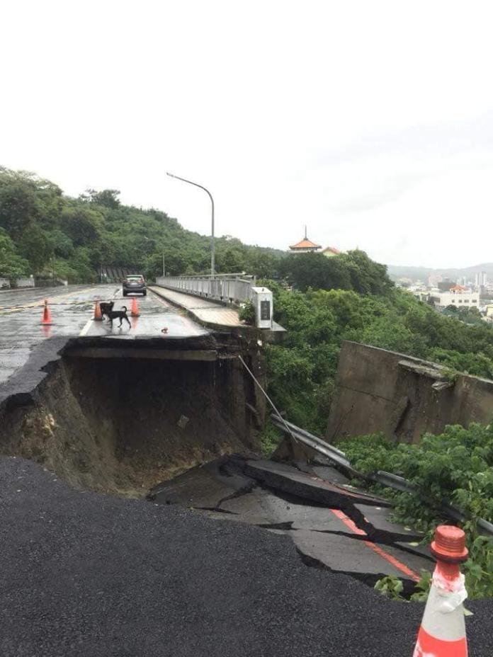 ▲高雄豪雨過後，通往壽山動物園的道路禁不起大水沖刷，塌陷至少 20 公尺。（圖／翻攝自爆料公社）