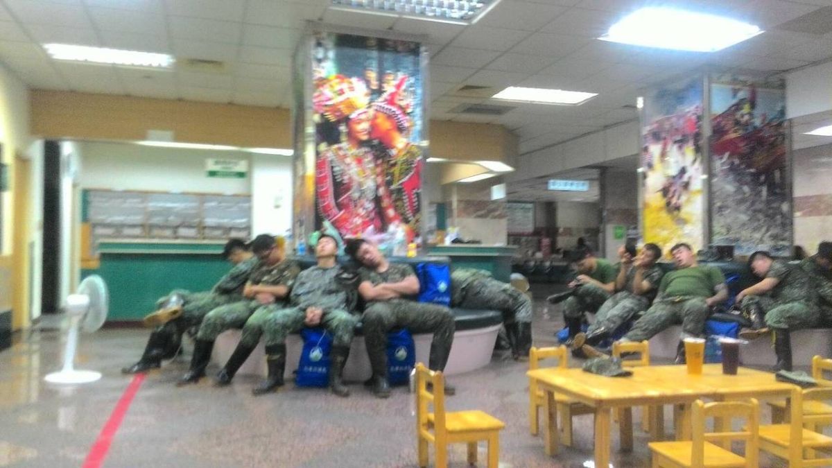 ▲陸軍八軍團的官兵弟兄在接連幾日執行救災任務後，所有人都累癱了。（圖／翻攝自臉書「解讀國軍軍事新聞」）