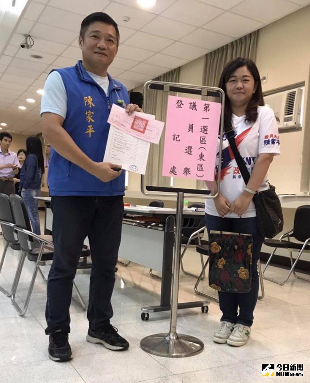 ▲陳家平在賢伉儷陪同下，登記投入東區議員選戰。（圖／記者吳晉輝攝 , 2018.08.29）