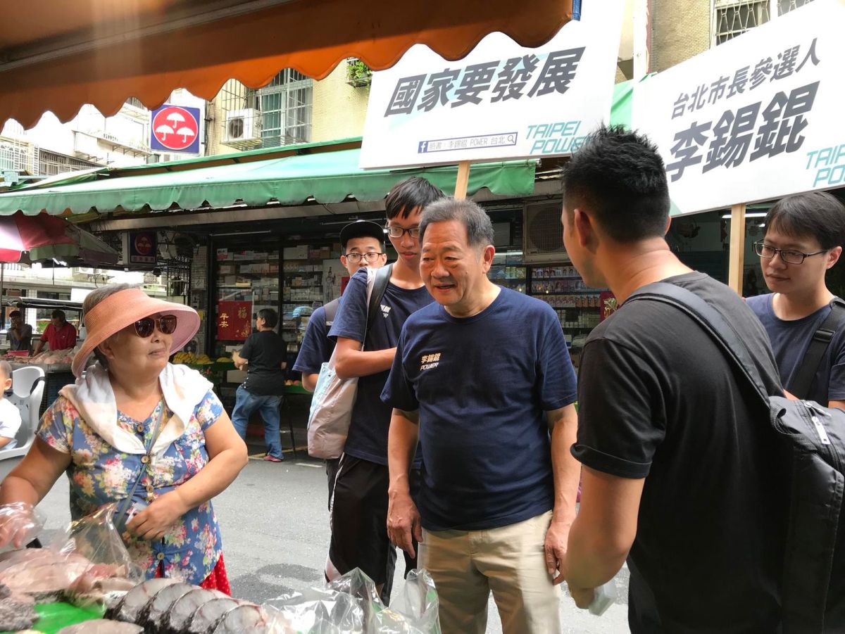 ▲無黨籍台北市長候選人李錫錕29日前往新東市場拜票。（圖／李錫錕團隊提供 , 2018.8.29\\)